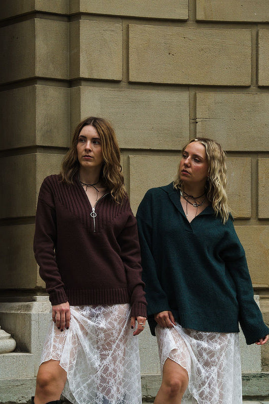 2 Frauen in dicken Strick Pullovern kombiniert mit zarten Spitzen-Röcken - Secondhand Strick & Sweat bei Bonnie&Bonnie