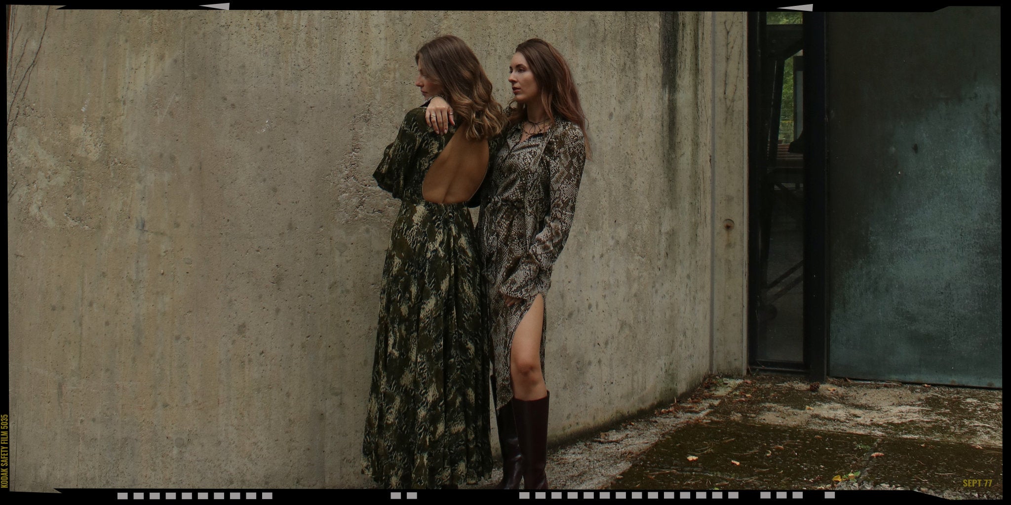 2 Frauen in Secondhand Kleidern mit Snake Print im 70s Look von Rotate und & Other Stories
