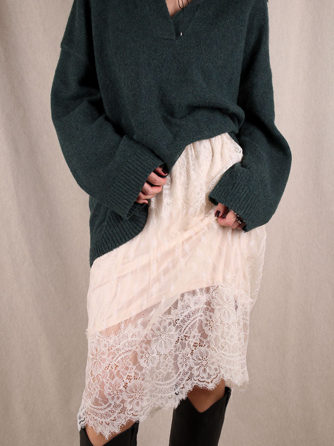 Secondhand Rock: Cremefarbener Spitzenrock mit Strickpullover – nachhaltige Markenmode