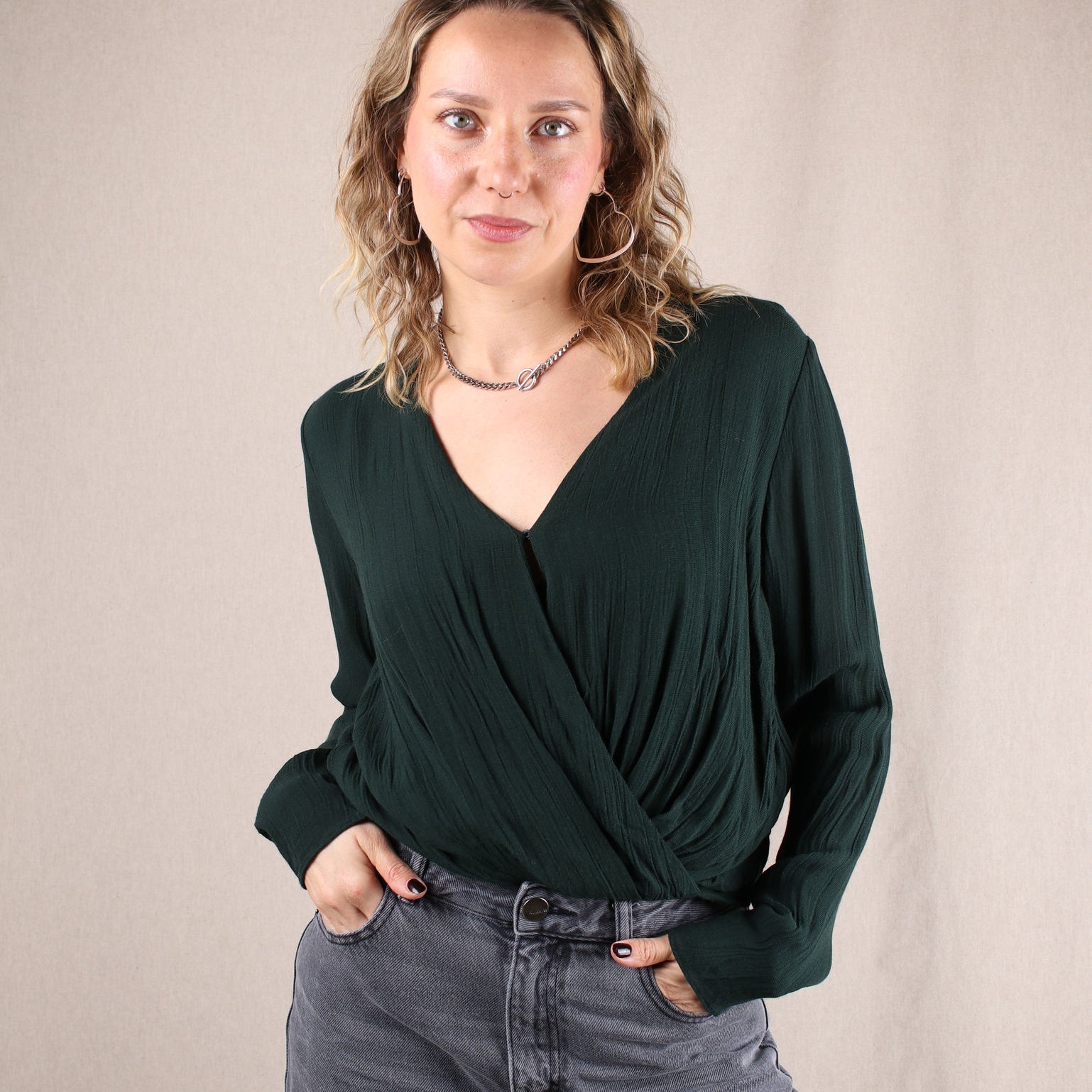 Maria trägt eine dunkelgrüne Wickelbluse - wir fotografieren an echten Menschen