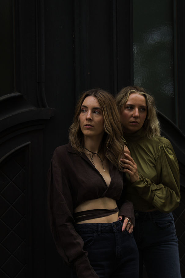 Zwei Frauen in Secondhand-Blusen – eine braune cropped Bluse und eine olivgrüne Satin-Bluse, perfekt für vielseitige Looks.