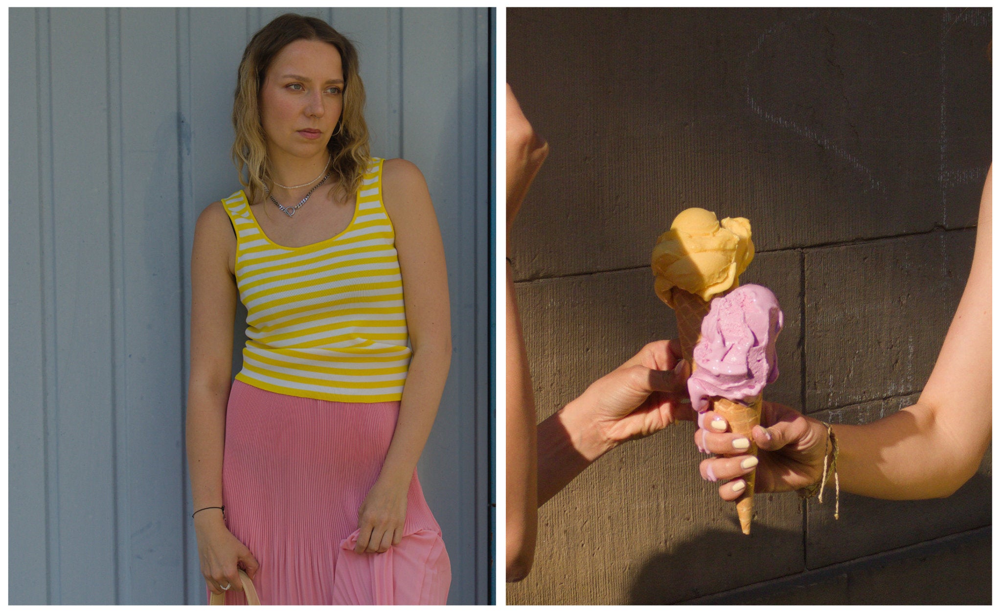 Frau in einem gelb-weiß gestreiften Secondhand-Top von Mango und rosafarbenem Plisseerock von & Other Stories steht vor einer blauen Wand. Daneben zwei Hände mit Eiswaffeln in Mango- und Himbeerfarben – sommerliches Secondhand-Outfit in Pastellfarben mit Retro-Vibe.