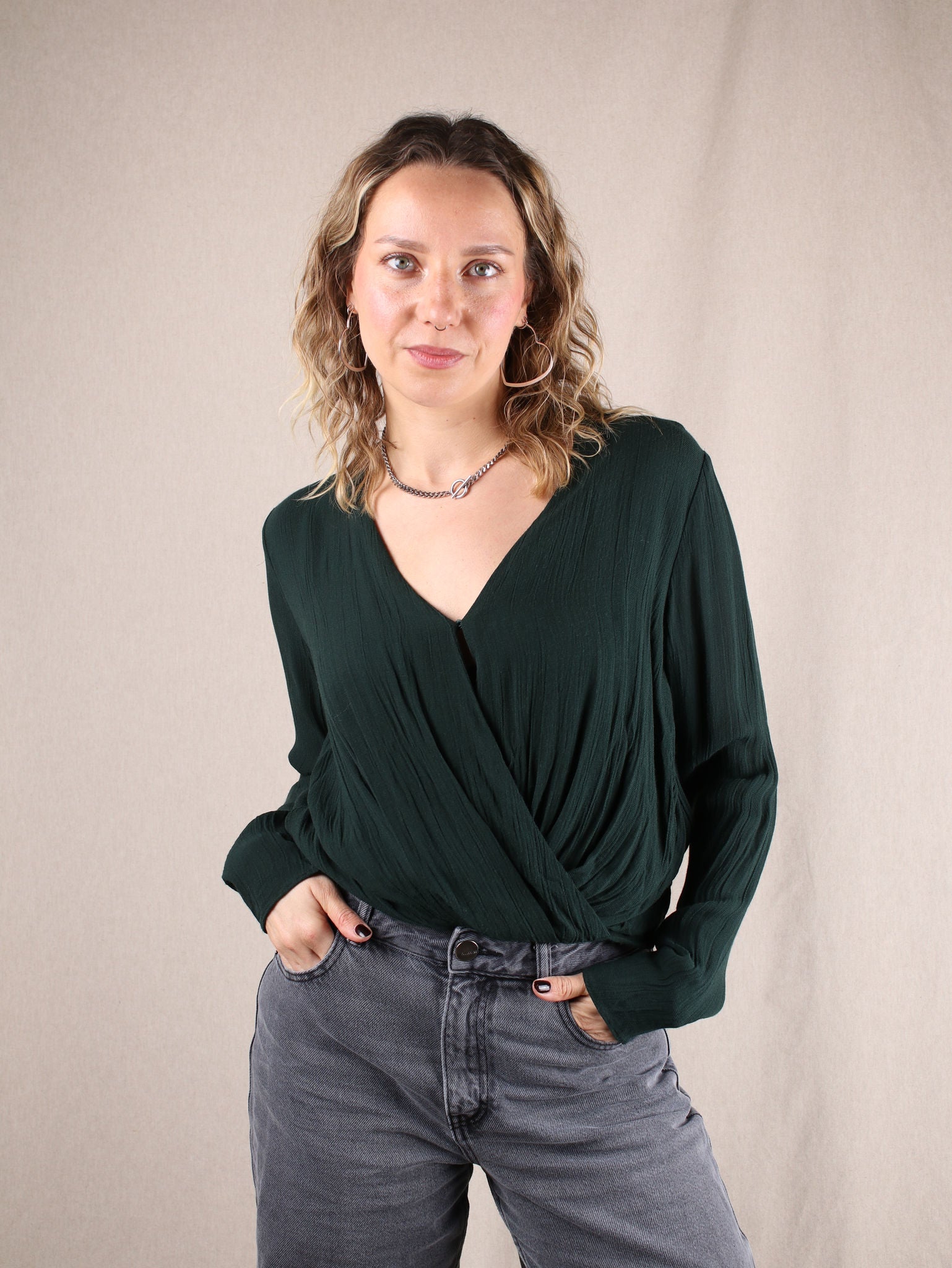 Maria trägt eine dunkelgrüne Wickelbluse - wir fotografieren an echten Menschen