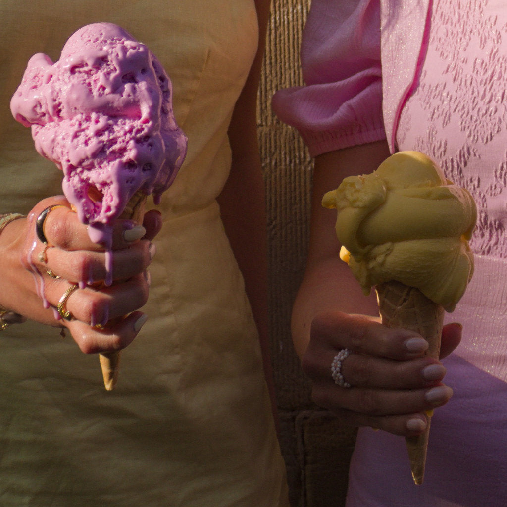Sommerliche Secondhand-Mode in Pastellfarben mit Eis in der Hand