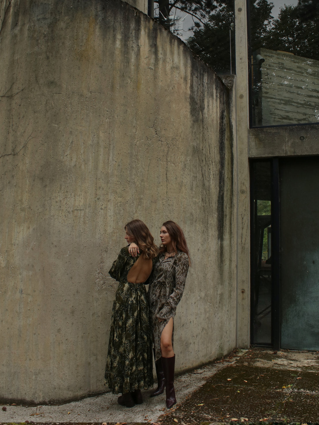 Models tragen Secondhand Snake-Print Kleider von Rotate und & Other Stories
