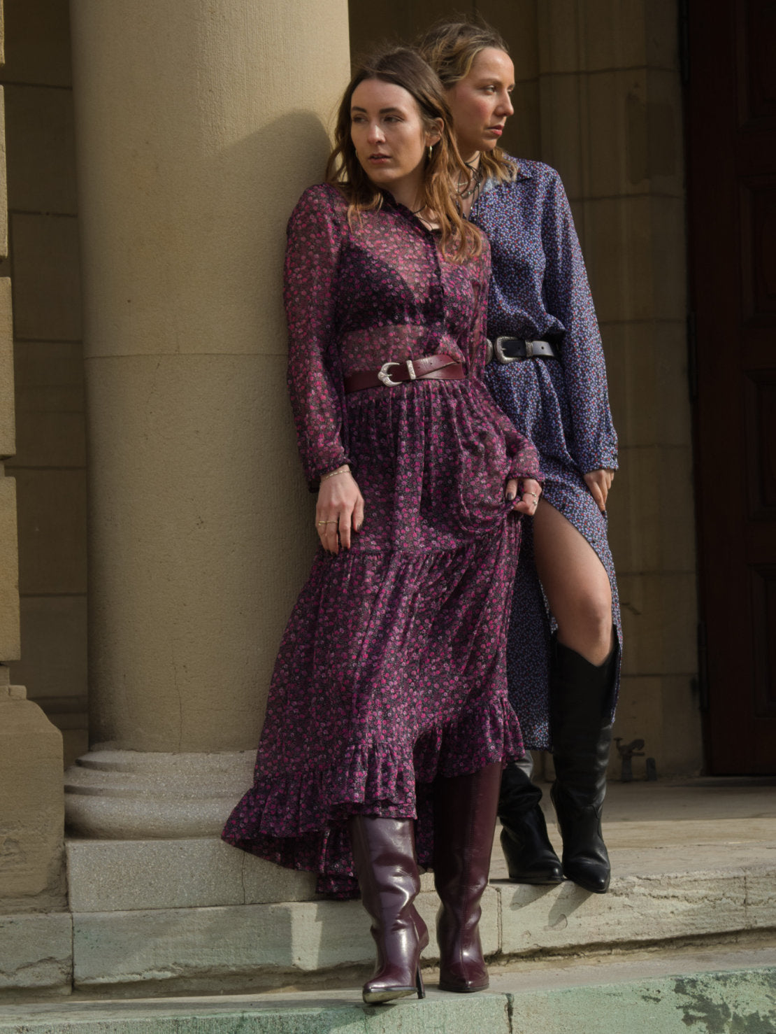 2 Frauen in Secondhand Maxikleidern mit Blumen-Print