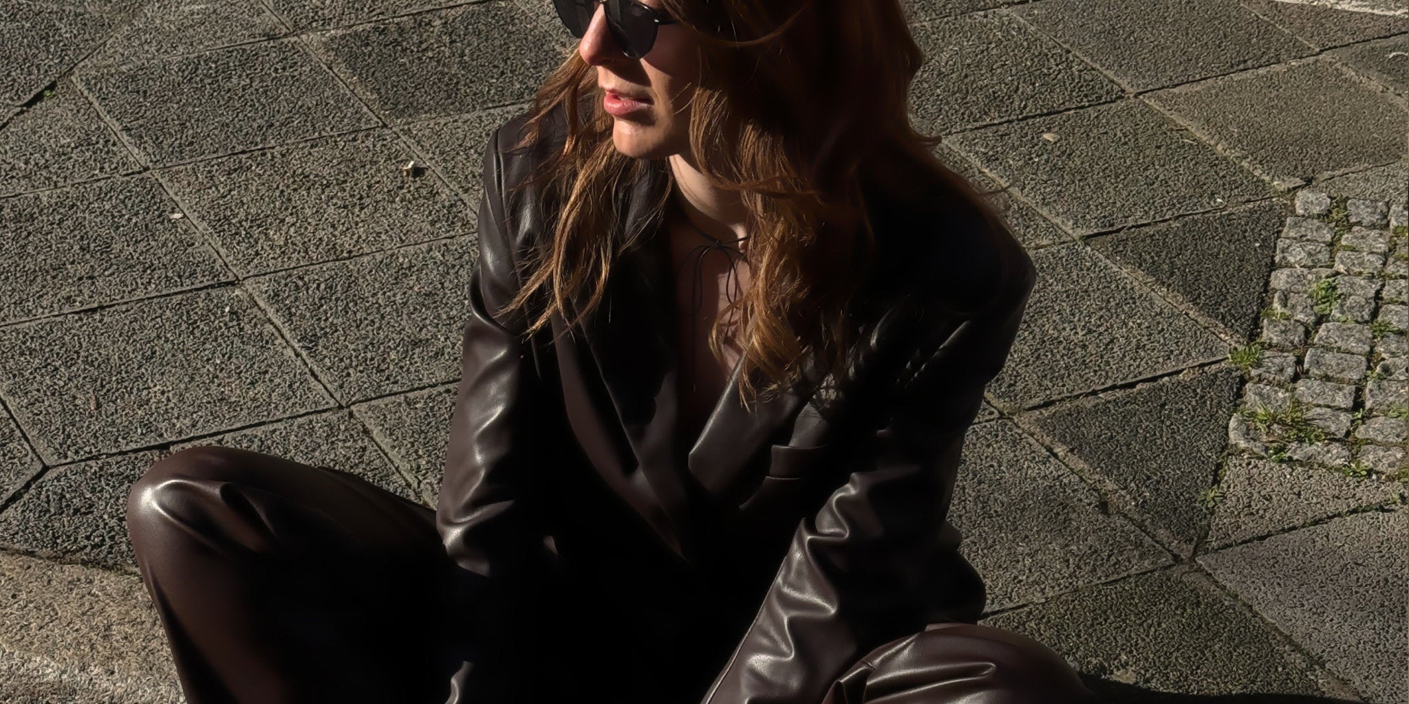 Frau in Secondhand Blazer in dunklem Schokobraun - Shades of Chocolate bei Bonnie&Bonnie