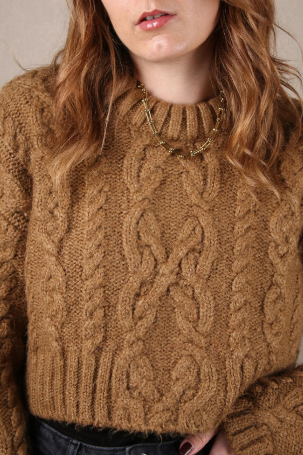 Secondhand Markenmode: Grob gestrickter Pullover in warmem Camelton mit Zopfmuster – hochwertiger Strick für einen nachhaltigen Look.